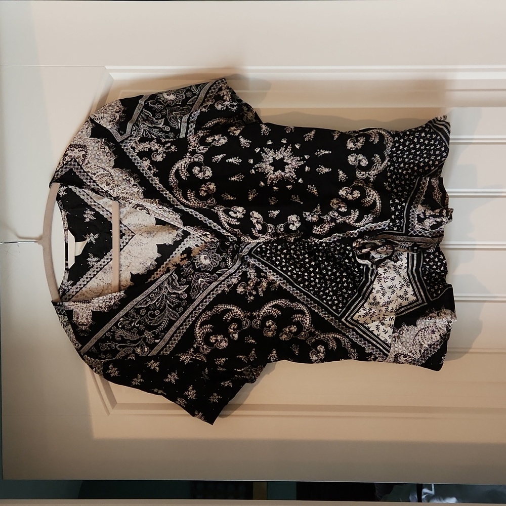 H & M black and beige ruffle top. Size small